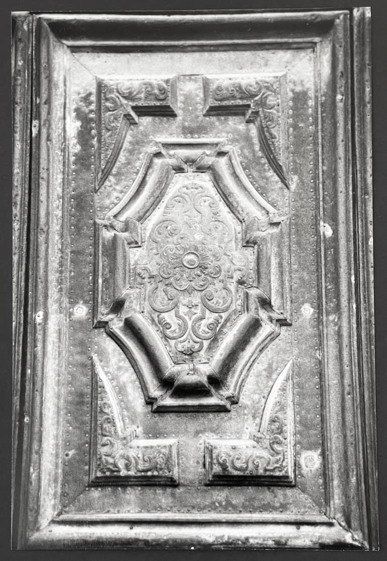 Original Cities Photography by Stephane Loeber Bottero | Minimalism Art on Paper | Venice Architecture - Door - Single print Black and White