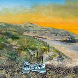 Huisduiner strand met schoenen by Peter de Boer