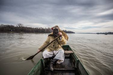 Crossing the river with a "busó" thumb