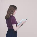 Leserin XX - girl reading XX by Karoline Kroiß