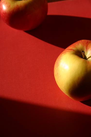 apples on red thumb
