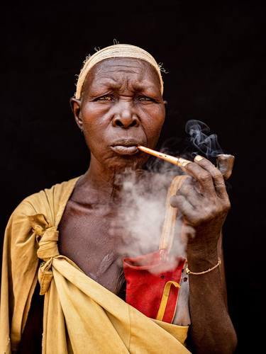 Laarim Woman smoking pipe thumb