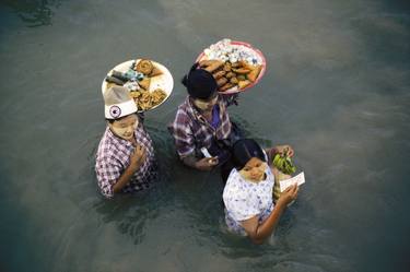 Foodsellers in the Irrawaddy thumb