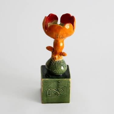 sculptural tulip thumb