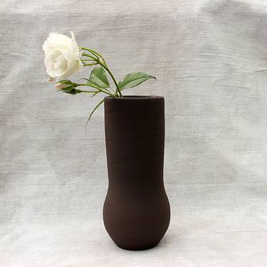 Sculptural vase thumb