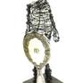 On a metal base we can see a human figure made of wire, looking at an old empty mirror without reflection, This work is inspired by the perception we have of our own image of seeing ourselves and not knowing ourselves.