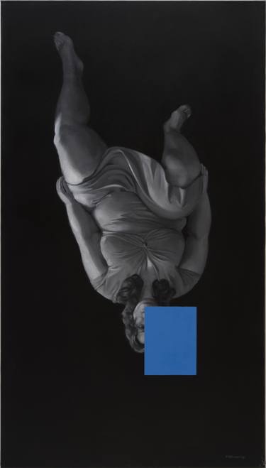 upside down figure with a blue rectangle thumb
