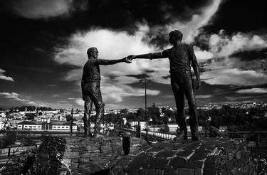hands across the divide sculpture derry city londonderry ireland thumb