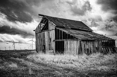 Wind, windmills and barn in Illinois thumb