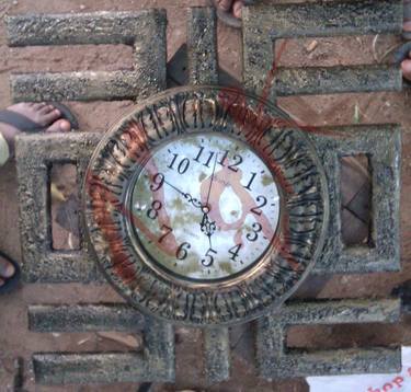 A wall clock thumb