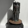My idea is to experience a real moment with the help
of interaction.
By turning the sculpture around her own axis perceiving
to difference, question and interpret.