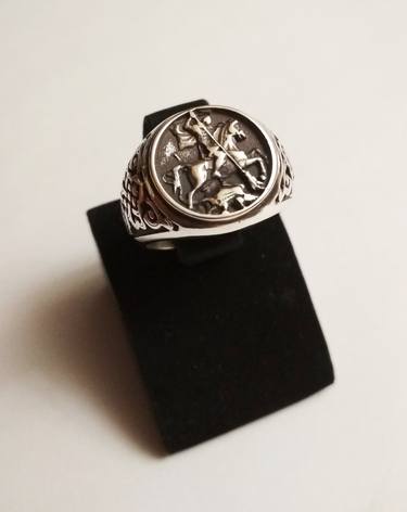 Silver men's ring depicting the victorious Saint George thumb