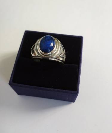 Silver men's ring with natural lapis lazuli thumb