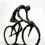 Cycliste en plein effort
technique mixte, argile, résine

Sculptures packed with bubble wrap, double reinforced cardboard or plastic box for the most fragile, insurance and tracking number.