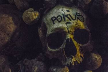 Graffiti Skull -legal– and illegal–tourism Catacombes de Paris thumb