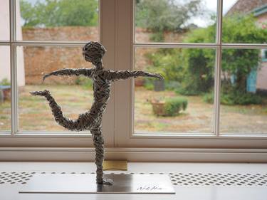 Dancer pose (Natarajasana) Stainless steel wire sculpture thumb