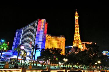 Eiffel Tower Paris and Ballys Hotel Las Vegas America thumb
