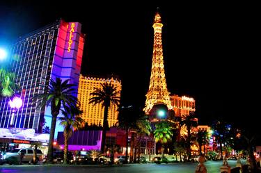 Eiffel Tower Paris and Ballys Hotel Las Vegas America thumb