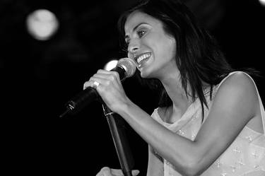 Natalie Imbruglia Performing Live In Concert thumb