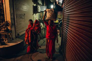 Women in red sari - Limited Edition 1 of 15 thumb