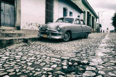 Classic cuban car parked on a cobbled street (Limited Edition 1/20) thumb