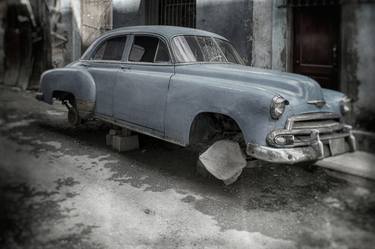 Cuban classic car under repair (Limited Edition 1/20) thumb