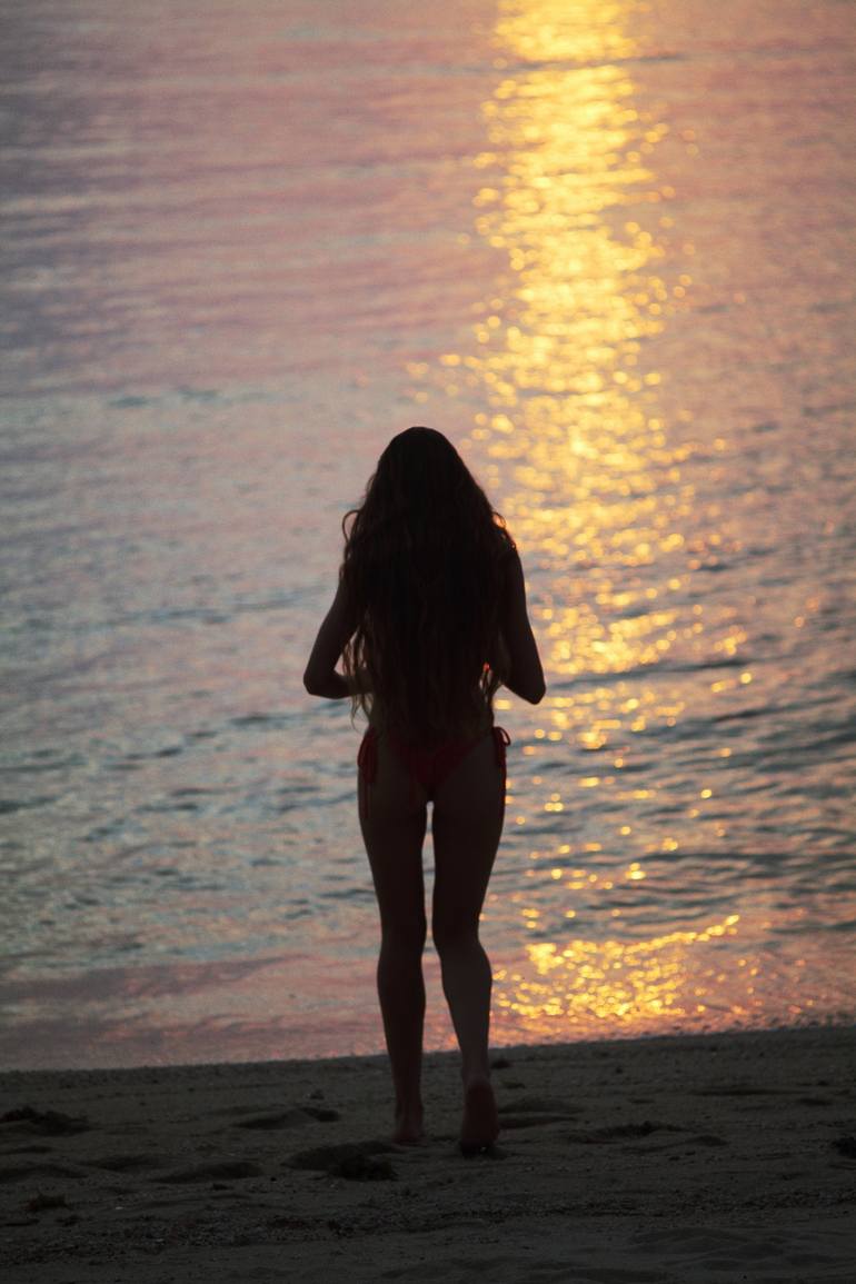 Yosh qizning kokraklari juda katta.