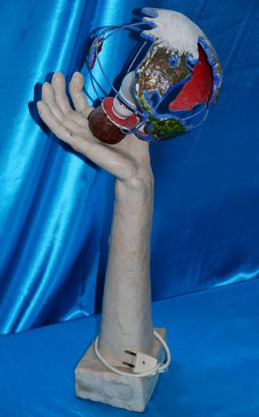 Standing hand with globe thumb