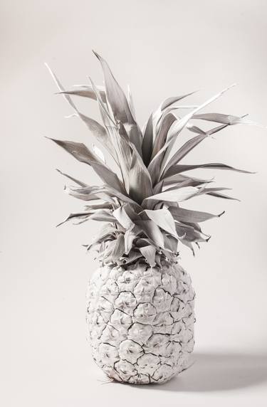 The white pineapple thumb