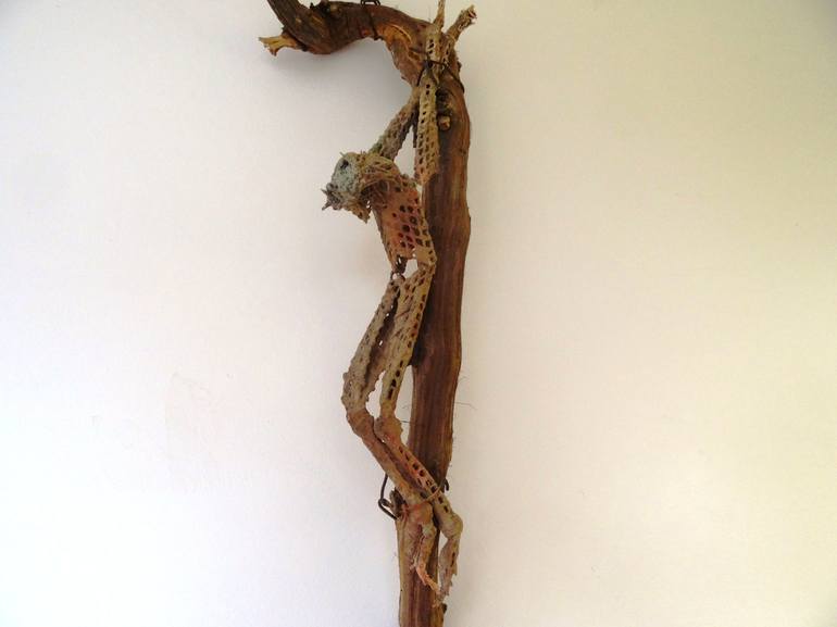 "JESUS" dim: 68 x 20 x 17 cm material: vine horns,wire,  construction adhesive, grout - Print