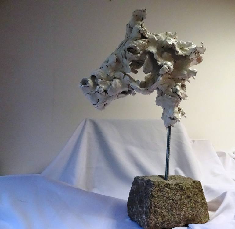 "White horse" dim: 62cm x 40cm x 18 cm material: modeling mass,iron,granite stone,white color... weight: 15 kg - Print