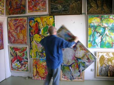 Artist Vladimir Ulianov in studio... thumb