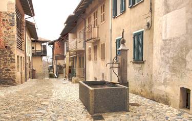 an old courtyard with a fountain thumb