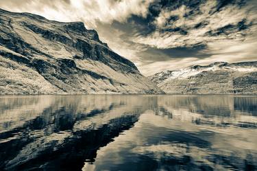 Fjord Reflections (Voyages Par le Verre Noir) thumb