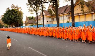 Monks procession in Phnom Penh (152x250cm) thumb