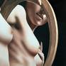 Praise of essence and vanity. A simple and delicate beauty, a mysterious look.
Hyperrealistic but also modern painting