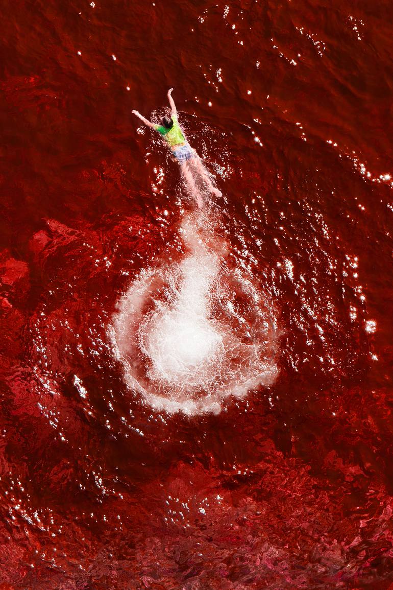 Floating in a sea of blood II - Limited Edition of 5 Photography