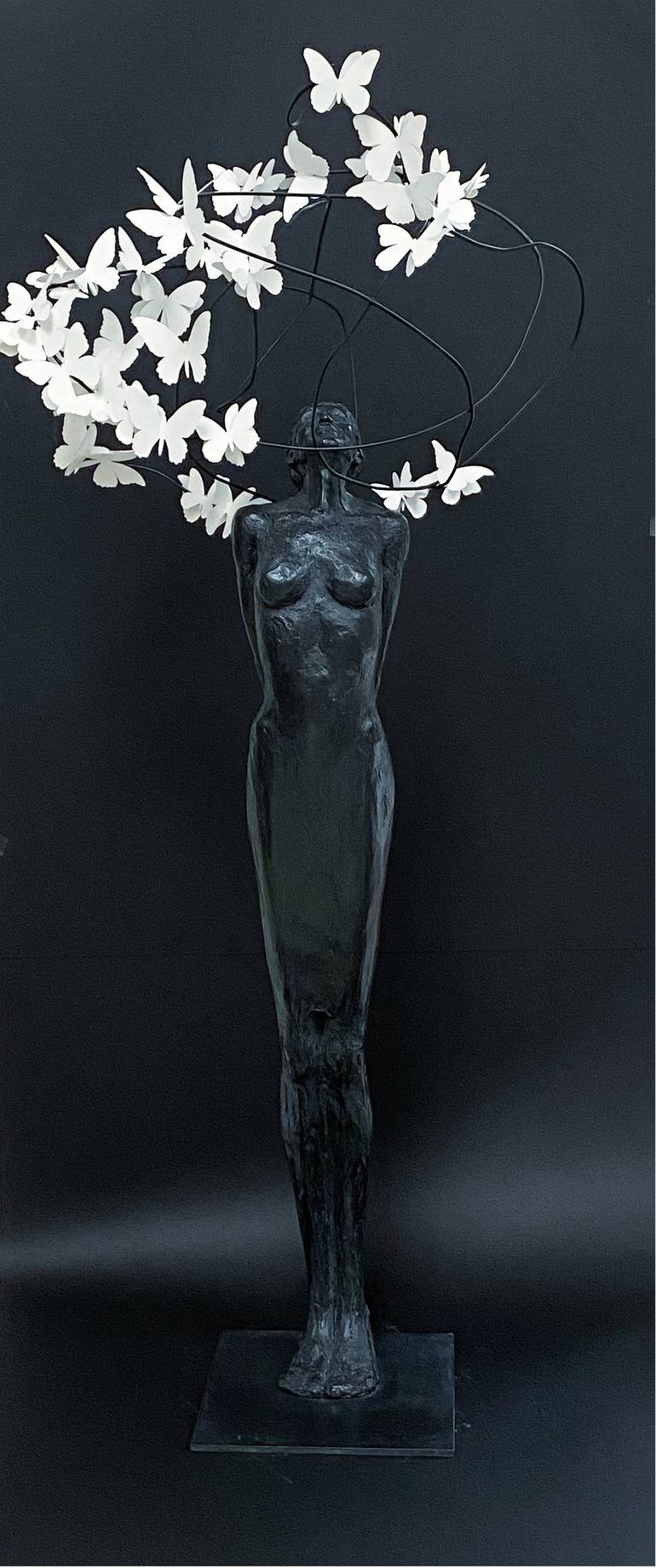 Original Black & White Women Sculpture by Laurence Perratzi