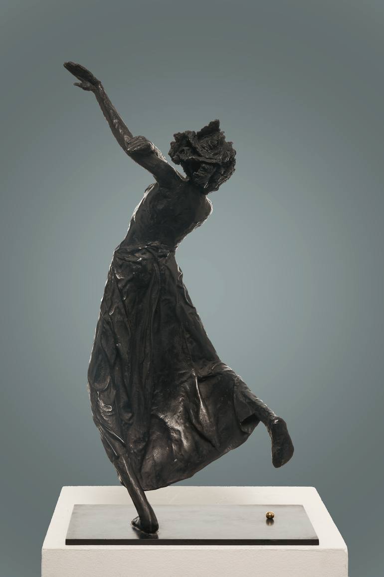 Original Contemporary Women Sculpture by Laurence Perratzi