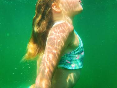 girl underwater - Limited Edition 1 of 10 thumb