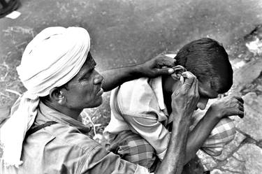 Ear cleaner, Mumbai, India, 1976 thumb