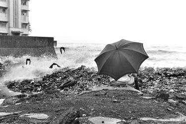 Umbrella, crows and sea waves, Scandle Point, Warden Road, Mumbai, India, 1976 thumb