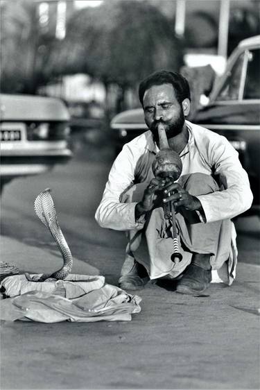 Snake Charming, Snake Charmer playing pungi, Marine Drive, Nariman Point, Bombay, Mumbai, India, 1972 thumb