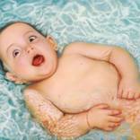 Melina receives her bath by Paco Yuste