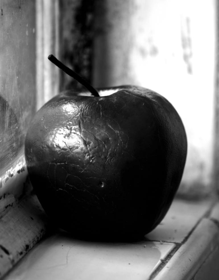 Apple in black and white - Limited Edition 5 of 5
