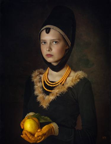 Classic portrait with yellow lemon thumb