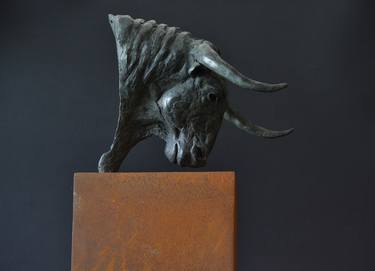Monumental Bulls Head Maquette thumb