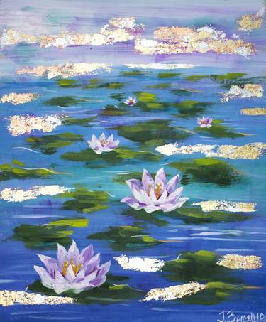 Water lilies with gold thumb