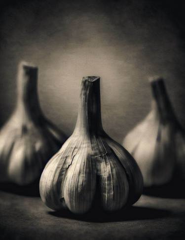 Three Garlic Bulbs (230818biaib982.1) thumb