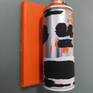 Una bomboletta spray di colore arancione viene utilizzata tutta per ricoprire la superficie della tela (fronte e retro); dove successivamente verrà incollata...
Una bomboletta svuotata del suo essere che funge da supporto dello stesso
--
An orange spray paint is used to coat the entire surface of the canvas (front and back);
A spray paint emptied of its matter which acts as a support of the same spray